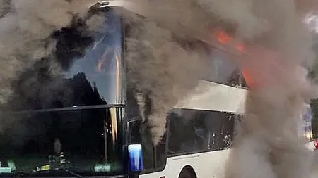 Un autocar în care se aflau 46 de persoane a fost cuprins de flăcări pe DN1 VIDEO
