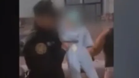Intervenţie dramatică la Aiud. Un bebeluş a fost salvat din puhoaie VIDEO