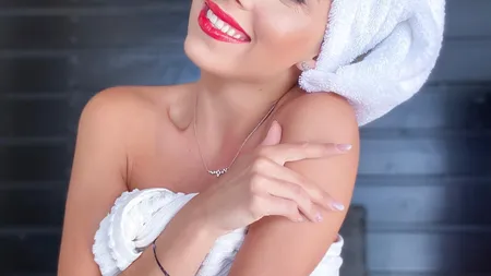 Cea mai sexy blondă din sportul românesc, pusă pe glume de Ziua Internaţională a Blondelor. Care e bancul favorit al campioanei VIDEO