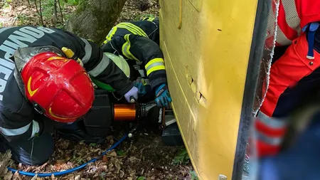 Accident grav pe un drum din Cluj. Un camion s-a răsturnat într-o râpă şi şoferul a rămas încarcerat în cabină