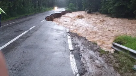 Drum naţional din Cluj, RUPT de viitură! Circulaţia a fost închisă VIDEO