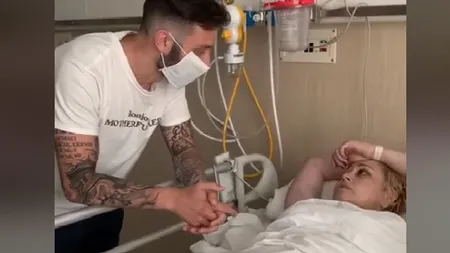 Gestul impresionant al unui tânăr pentru iubita sa bolnavă a devenit viral. S-a întâmplat chiar pe patul de spital