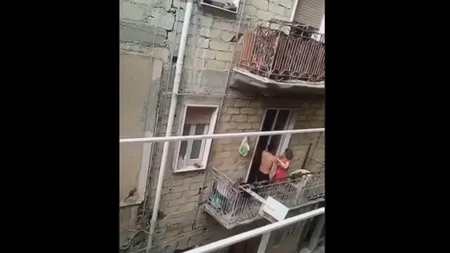 Scena balconului reinterpretată. Un cuplu de români din Italia a încins un dans de zile mari, pe muzică de petrecere VIDEO