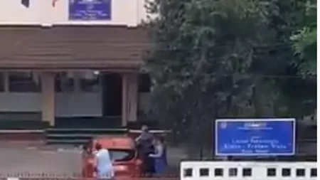 Imagini revoltătoare în curtea unei şcoli. Femeile de serviciu spală maşina directorului VIDEO