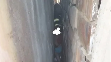 Fetiţă de 3 ani, blocată între doi pereţi între care intrase să se joace