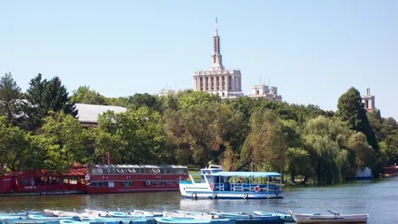 Accident teribil pe Lacul Herăstrău. Din cauza vântului puternic, o persoană s-a răsturnat cu barca