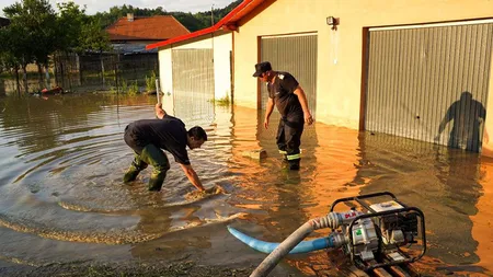 Ploile torenţiale au făcut ravagii în ţară. Zeci de curţi şi locuinţe au fost inundate