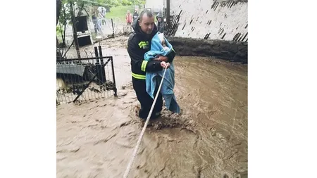 Marcel Vela, despre pompierul fotografiat cu un bebeluş în braţe: Ieşise dintr-o tură de 24 de ore. A fost trezit din somn