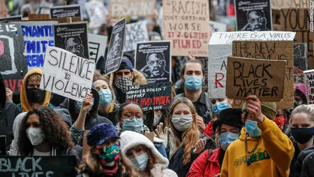 Noi proteste violente în Europa după moartea lui George Floyd. În Anglia statuia unui negustor de sclavi a fost aruncată în râu