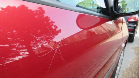 O puştoaică înzestrată cu simţ artistic a adus iarna pe maşinile dintr-o parcare. A scrijelit fulgi de zăpadă pe 37 de autoturisme