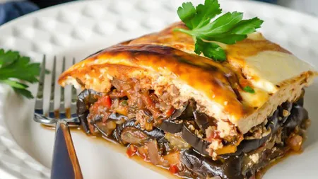Musaca greceasca cu vinete, carne de vita si sos bechamel