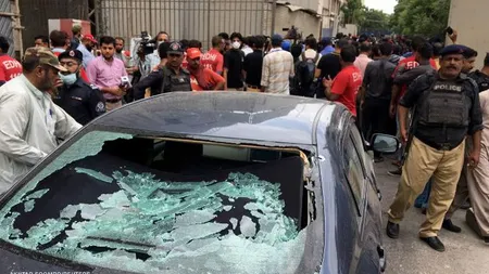 Atac cu grenade şi AK 47 la Bursa de Valori din Pakistan VIDEO şocant