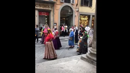 Zeci de romi au protestat pe străzile din Florenţa, Italia VIDEO