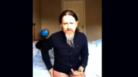 Apariţie şocantă a unui politician. A apărut la dezbatere în lenjerie intimă VIDEO
