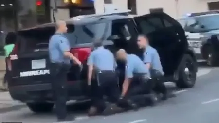 Cazul morţii lui George Floyd declanşează un tsunami. Toţi poliţiştii implicaţi au fost arestaţi, primele imagini cu ei, deţinuţi