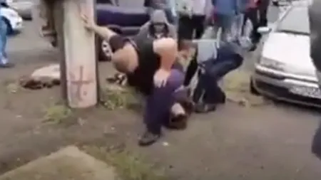 Poliţist din Reşiţa, filmat cu genunchiul pe gâtul unui tânăr. Seful Poliţiei cere anchetă