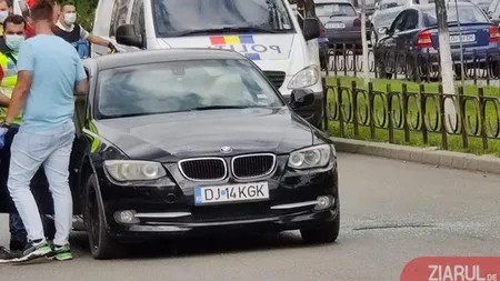 Bătaie în trafic cu bâte şi cuţite. Un autoturism a fost distrus FOTO