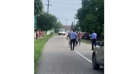 Poliţişti umiliţi de scandalagii în Gorj: i-au înjurat, scuipat şi ameninţat cu bătaia VIDEO