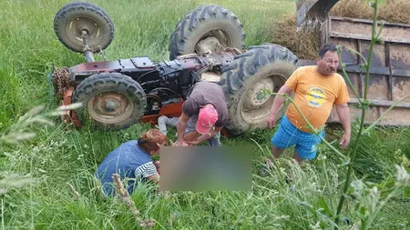 Doi morţi într-un accident, în Bistriţa. Un tractor plin cu fân s-a răsturnat pe un drum comunal