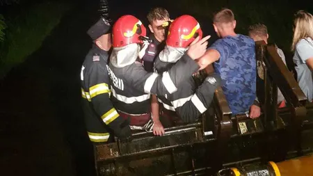 O maşină a fost surprinsă de viitură în Botoşani. Mai multe persoane, salvate de pompieri VIDEO