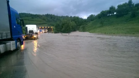 Circulaţie oprită în Caraş-Severin din cauza unei viituri