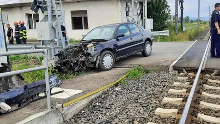 Circulaţia trenurilor în România, afectată de două accidente petrecute la nivel cu calea ferată