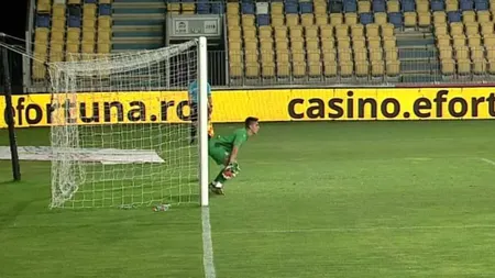 Fază de cascadorii râsului în Petrolul - Rapid: acelaşi penalty ratat DE TREI ORI. Portarul-erou a fost eliminat pentru proteste VIDEO