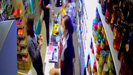 Femeia din Baia Mare care a agresat o vânzătoare pentru că aceasta i-a cerut să poarte masca a fost identificată şi sancţionată