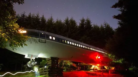 INCREDIBIL! Un bărbat şi-a transformat un avion în propria casă. Cum arată pe interior VIDEO