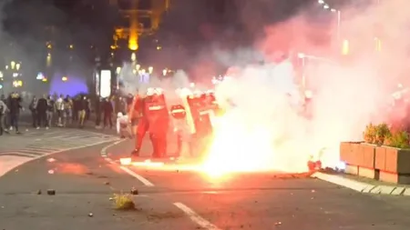 Cel puţin 60 de răniţi şi peste 20 de arestări la manifestaţii la Belgrad împotriva reintroducerii interdicţiei circulaţiei în Serbia