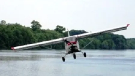 Un avion de mici dimensiuni a aterizat forţat pe luciul apei, în Delta Dunării