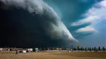 Fenomen meteo spectaculos pe litoral. Imagini incredibile surprinse de turişti GALERIE