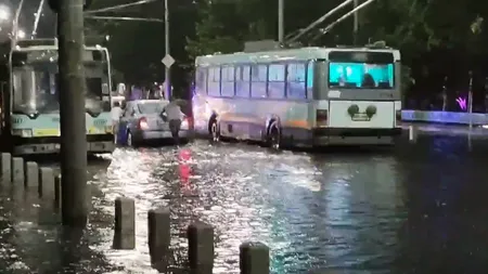 Ploile au făcut prăpăd în România. Tramvaiele din Capitală sunt blocate VIDEO