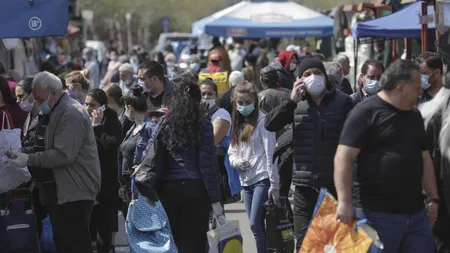 Masca de protecţie devine obligatorie în toate spaţiile deschise aglomerate şi în judeţele Buzău şi Prahova