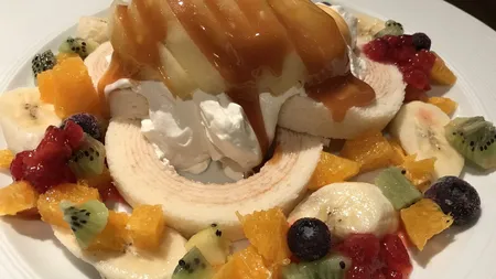 Piersici gratinate cu sos caramel