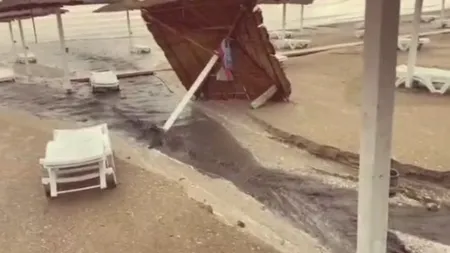 Ploile au făcut ravagii pe litoral. Plaja de la Cap Aurora, afectată VIDEO
