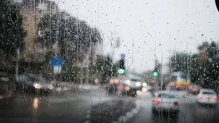 PROGNOZA METEO. Ploi torenţiale, grindină şi vijelii. Temperaturile scad cu până la 10 grade în următoarele zile