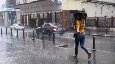 AVERTIZARE METEO. Cod portocaliu şi galben de furtuni până duminică dimineaţă HARTĂ