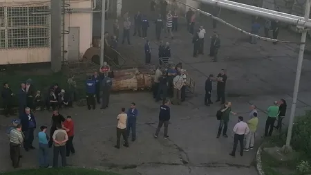 Protest spontan la Termocentrala Mintia, în Hunedoara. 100 de angajaţi îşi cer drepturile restante VIDEO