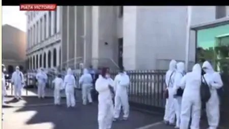 Cadre medicale îmbrăcate în combinezoane, protest în faţa Guvernului. SANITAS transmite un memoriu către premier VIDEO