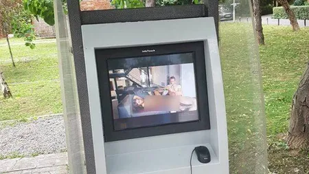 Filme pentru adulţi prezentate pe ecranul unui info-chiosc din Timişoara