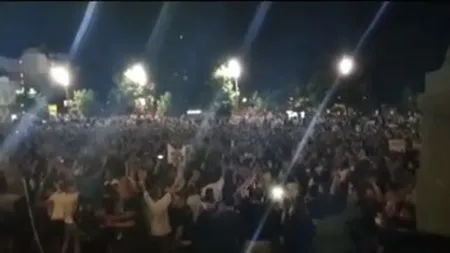 Noi proteste violente în Serbia împotriva măsurilor anti-COVID impuse de guvernanţi. Mai mulți protestatri au fost răniţi