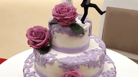 O nuntă cu surprize! Ce se afla pe tortul mirilor. Invitaţii au fost oripilaţi