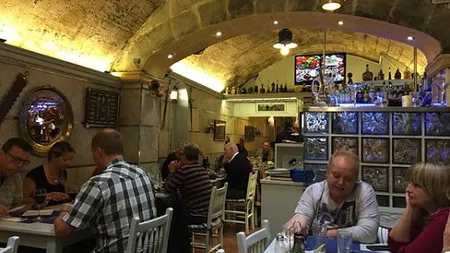 Un bărbat a fost arestat după ce a tuşit, în mod intenționat, spre mesele alăturate ale unui restaurant. A susţinut că are coronavirus