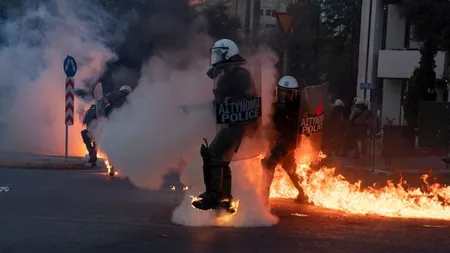 Proteste violente în Grecia, după ce parlamentul a adoptat o lege care reglementează protestele VIDEO