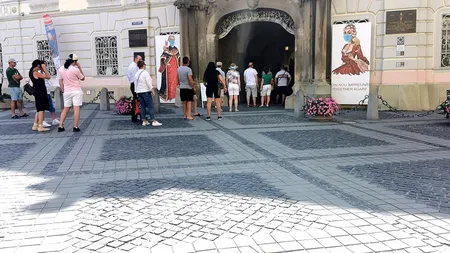 Zeci de turişti stau la coadă ca să viziteze cel mai vechi muzeu din România FOTO