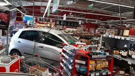 O şoferiţă a intrat cu maşina printre rafturile unui magazin după ce ar fi încurcat acceleraţia cu frâna