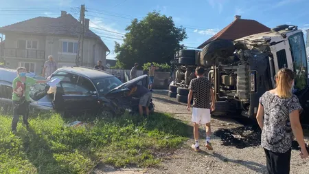 IMAGINI ŞOCANTE. Nouă maşini spulberate la semafor de un camion VIDEO