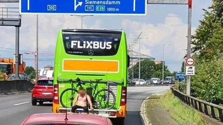 Un român beat, reţinut de poliţie în Germania. Stătea dezbrăcat pe suportul de biciclete al unui autocar care circula pe autostradă