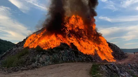 Imagini şocante! Incendiu puternic la groapa de gunoi din Sighişoara VIDEO